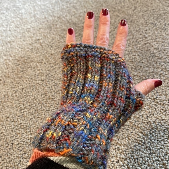 NWOT Fingerless Gray Knit Gloves - Picture 4 of 4